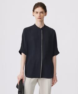 Блузка Amunzen с атласной спинкой, рукавами 5/8 и воротником-стойкой.