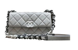 CHANEL Миниатюрная женская сумка через плечо из телячьей кожи серого цвета