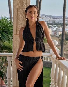 4th & Reckless x Luana Barron Плиссированный топ-халтер с разрезом спереди и золотой фурнитурой, черный цвет