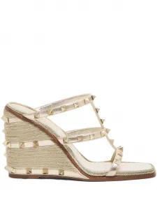 Босоножки Rockstud 100 на танкетке Valentino Garavani, золотой