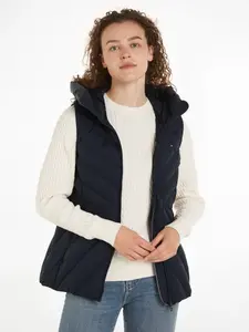 Стеганый жилет Tommy Hilfiger "CHEVRON MW PADDED VEST" со средней набивкой и фирменной этикеткой Tommy Hilfiger, цвет Desert Sky