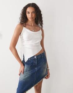 Атласный топ-комбинация Monki с воротником-хомутиком и завязками по бокам, оттенок «кремовый»