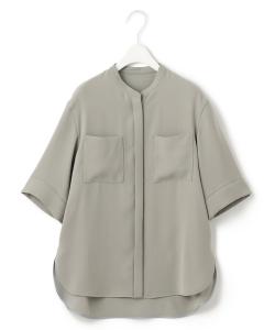 Легкая блузка из двойной ткани с воротником-стойкой.