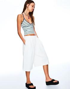 Бермуды Bershka с эластичным поясом белого цвета