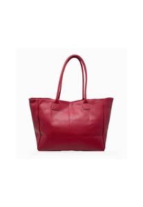 CHICCA BORSE Покупательница в красном