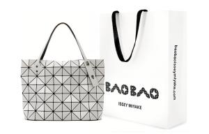 ISSEY MIYAKE Женская сумка через плечо из поливинилхлорида светло-серого цвета