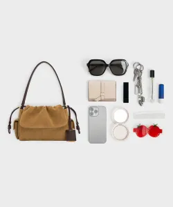 Сумка Khai из замши с присборенным клапаном, боковым карманом и верхней ручкой Charles & Keith, цвет Saharasand