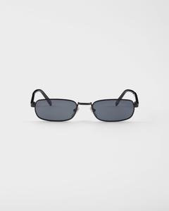 Солнцезащитные очки с культовой металлической табличкой Prada, черный