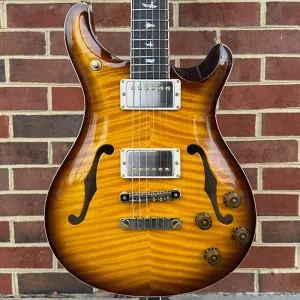 PRS McCarty 594 Hollowbody II 10-Top, McCarty Tobacco Sunburst, верх и задняя дека из клена с рисунком «пламя», корпус и шея из красного дерева, грифовая накладка из розового дерева, звукосниматели 58/15LT, жесткий кейс