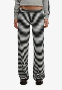 Спортивные принадлежности складываются поверх штанов спортивного костюма. Superdry & Co, Eclipse Navy Stripe