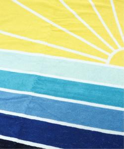 Пляжные полотенца на берегу моря, живописные виды на океан.