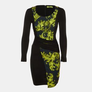 Платье-футляр Versace Jeans с черным барочным принтом и сборками