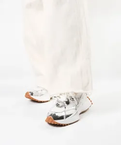 Кроссовки с дизайнерской подошвой