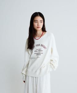 Пуловер с вышитой подкладкой и логотипами разных цветов.