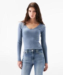 Облегающий топ с V-образным вырезом и ребристой отделкой, окрашенный в готовом виде.