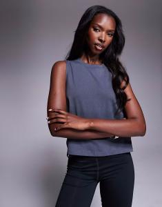 4505 укороченный топ из хлопка с заниженной проймой и быстросохнущей отделкой в ​​цвете «стальной серый»