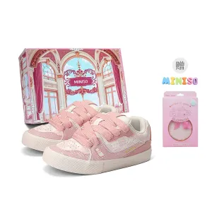 MINISO Низкие скейтерские кеды унисекс вишнёво-розовые в подарочной упаковке с брелоком-буквой и ароматизированным тортом