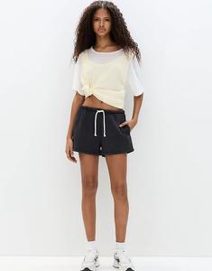 Спортивные шорты-бермуды Pull&Bear с контрастной завязкой черного цвета