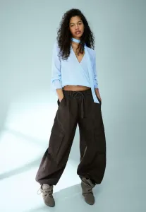 Блузка с длинными рукавами, v-образным вырезом и шарфом Bershka, Light Blue