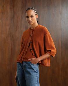 Вязаный кардиган ARKET с рукавами 3/4 и оборкой по краю цвета ржавчины