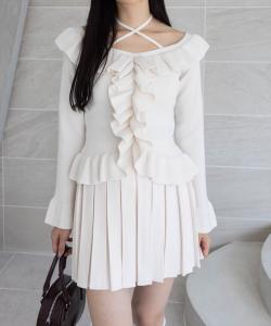 Вязаный топ с воротником-халтером, оборками и расклешенными рукавами.