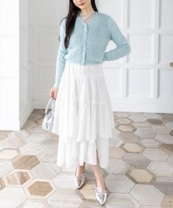 Короткий кардиган с пуговицами и перьями.