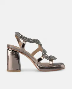 Женские босоножки на каблуке с ремешком под змеиную кожу и камнями с эластичной застежкой Alma en Pena, серебряный