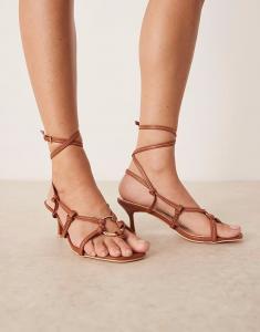 Босоножки Wide Fit Danika на каблуке с завязками и металлическими деталями коричневого цвета Raid Wide Fit