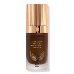 Безупречная тональная основа, нанесенная аэрографом Charlotte Tilbury, 16 Neutral (deep with neutral undertones)