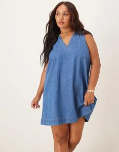 Платье-трапеция из денима ASOS DESIGN Curve с V-образным вырезом, средне-синего цвета Asos Curve