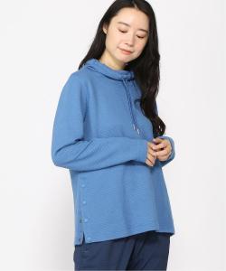 Мягкая, легкая стеганая блузка с воротником-стойкой.