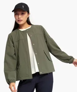 Водоотталкивающая, с защитой от УФ-излучения, без воротника с вышитым логотипом в одной точке.