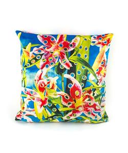 Туалетная бумага, подушка, 50x50 см, цветы.