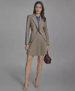 Женский жакет с заостренными лацканами, трикотажный топ без рукавов с отложным воротником и плиссированная юбка А-силуэта BCBG, серый