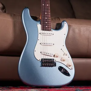 Suhr Classic S в цвете Ледяной Голубой Металлик