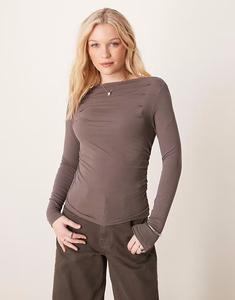 Топ с длинными рукавами, вырезом-лодочкой и сборками, светло-коричневый цвет Gina Tricot