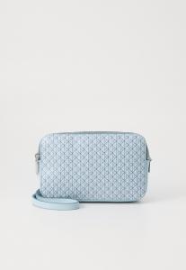Сумка кросс-боди Calvin Klein EMBLEM ELONGATED CAMERA BAG, Palest Blue/Light Blue