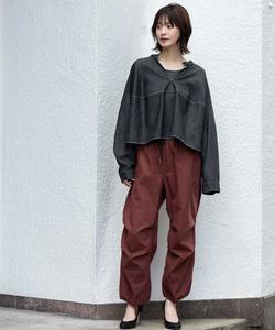 Укороченная рубашка из джинсовой ткани плотностью 6 унций с неоднородной текстурой, растягивающаяся в двух направлениях.