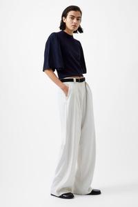 Криста вяжет расклешенный джемпер French Connection, синий