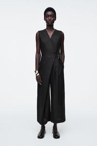 Льняной комбинезон с запахом спереди COS, черный