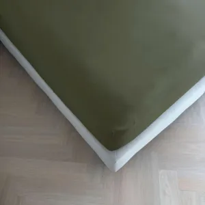 Простыня на резинке Kayori Emma, темно-зеленая, 90x210-220 см, 100% хлопок-сатин, для матрасов высотой до 35 см Three Lilies B.V.