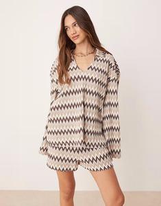 Короткие шорты в коричневую шевронную полоску Asos Design