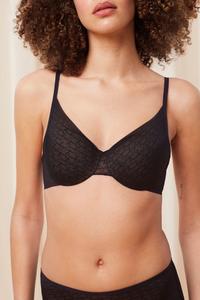 Фирменный бюстгальтер с мягкой подкладкой и отверстиями на косточках Triumph, черный