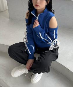 флисовая толстовка с открытыми плечами и рукавами, украшенными лентой.