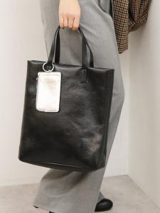 Сумка-шоппер из металла с футляром для карт, созданная в рамках сотрудничества VERY.