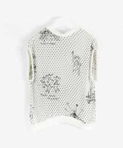 Пуловер в мелкий горошек со складками