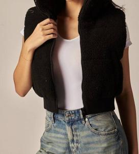 Короткая утепленная жилетка Cool в черном цвете Upmost