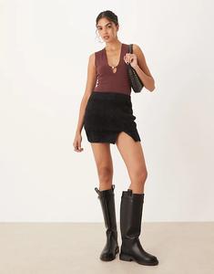 Гламурная мини-юбка из пушистого трикотажа черного цвета