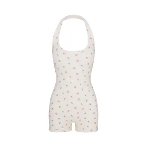 Skims Valentine's Day Collection SS25 LOGO POINTELLE HALTER ONESIE Lt женский Marble Pink Rosebud Print