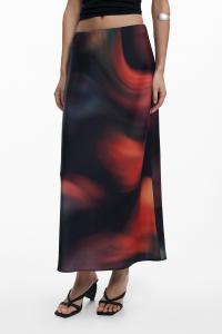 Узор в виде пятен на длинной юбке